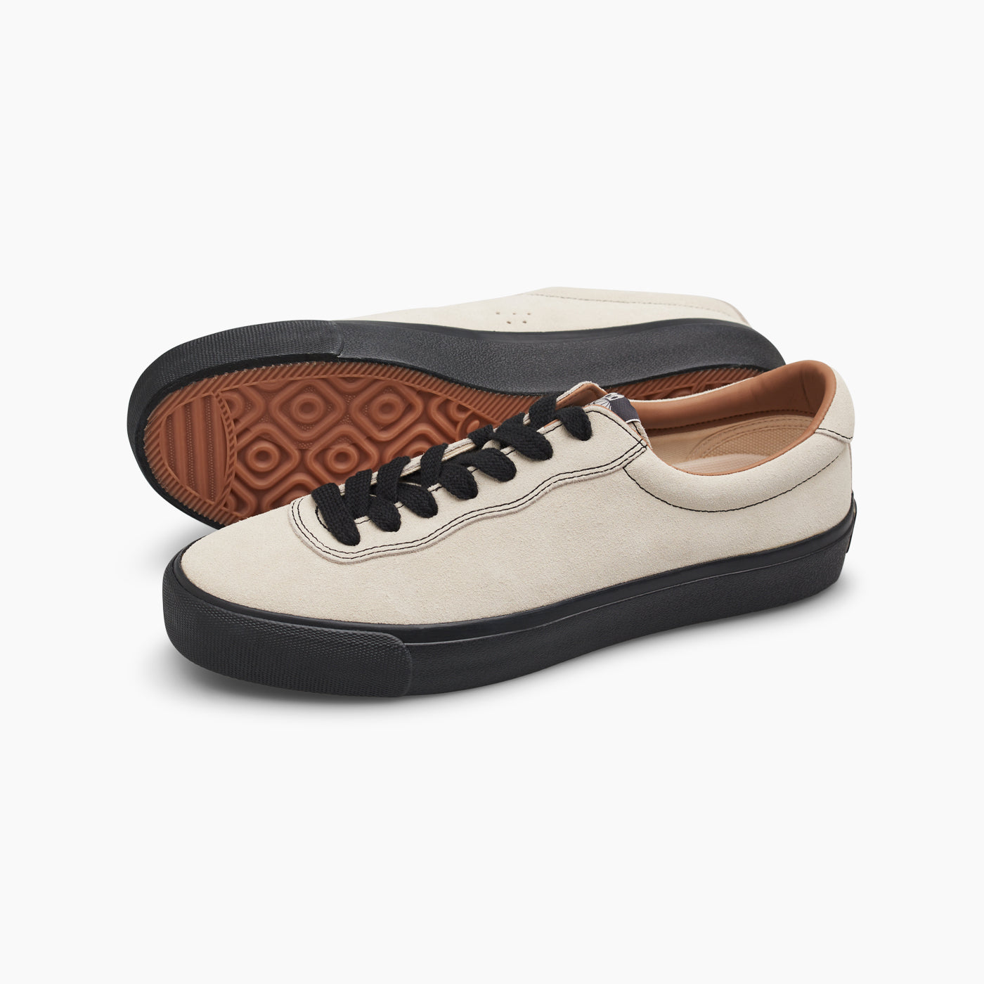 VM001-Lo Suede (White/Black/Black) – Last Resort AB